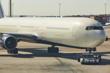 Havaalanı kaçalı bir uçakta alçak kamyon çekiyor. Taşıma 