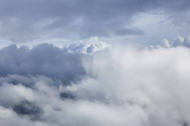  Gökyüzünde beyaz bulutlar. Temiz doğa arka planı