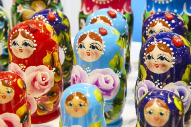 Geleneksel el yapımı renkli Rus bebeği matrioshka seti. Rus hatırası.