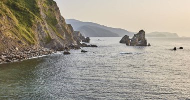 Bask bölgesindeki İspanyol kayalık kıyı şeridi. Bermeo plajı. İspanya