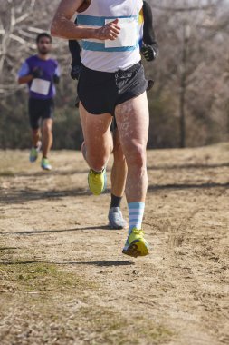 Çapraz koşu yarışında vitiligo hastalığı olan bir koşucu. Sağlıklı yaşam tarzı