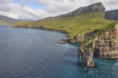 Faroe adaları helikopterden izlenen dramatik kıyı şeridi. Vagar alanı