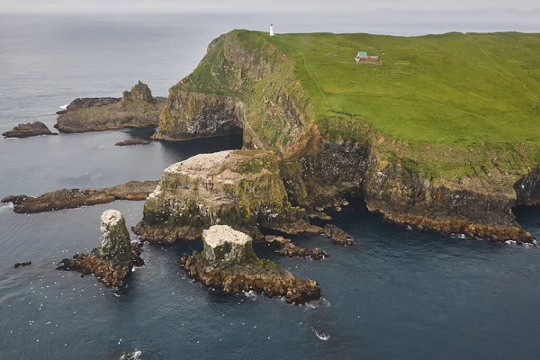 Mykines Fyr Klipper Færøerne Fra Helikopter Danmark - Stock-foto