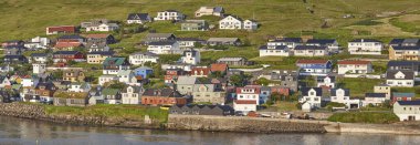 Faroe adalarında renkli evleri olan Sandavagur köyünün kıyı şeridi. Vagar 