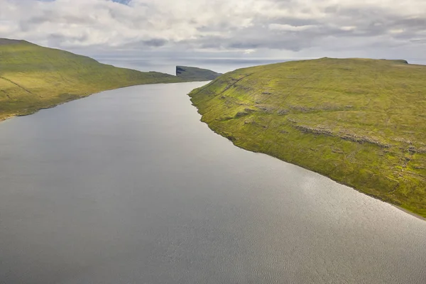 Färöarnas Dramatiska Kustlinje Vagar Från Helikopter Sjön Leitisvatn — Stockfoto