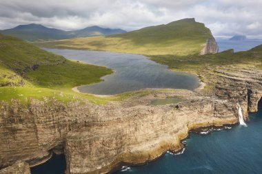 Faroe Adaları helikopterden Vagar 'daki dramatik kıyı şeridi. Leitisvatn Gölü