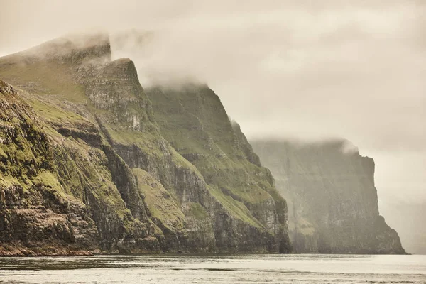 Фарерських Островах Мальовничі Зелені Скелі Атлантичний Океан — стокове фото