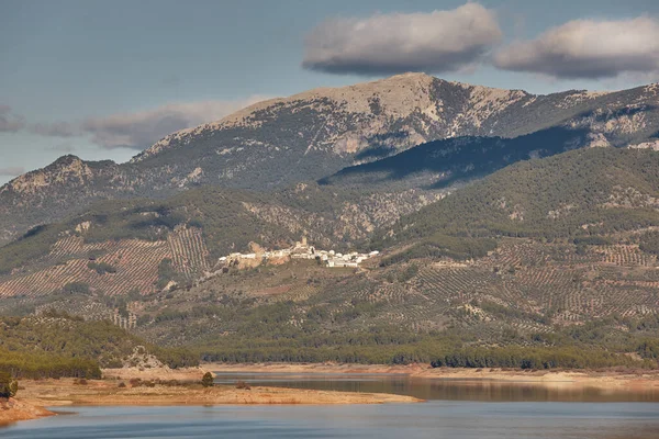 アンダルシアの伝統的な白い村の山の風景です ホノス スペイン — ストック写真