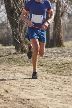 Bir yarışta kros koşucusu. Aktif sağlıklı açık hava yaşam tarzı
