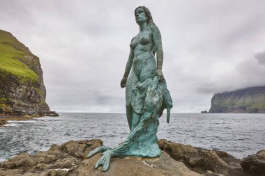 Kalsoy adasında Faroe adaları fiyort kıyı şeridi manzara. Mikladalur denizkızı