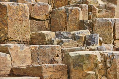 Feroe adalarında bazalt blok kaya oluşumu. Jeoloji volkanik minerali