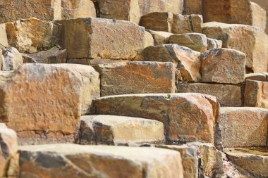 Feroe adalarında bazalt blok kaya oluşumu. Jeoloji volkanik minerali