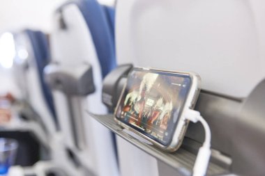 Cep telefonu şarj pilleri ile Uçak kabin iç. Turizm