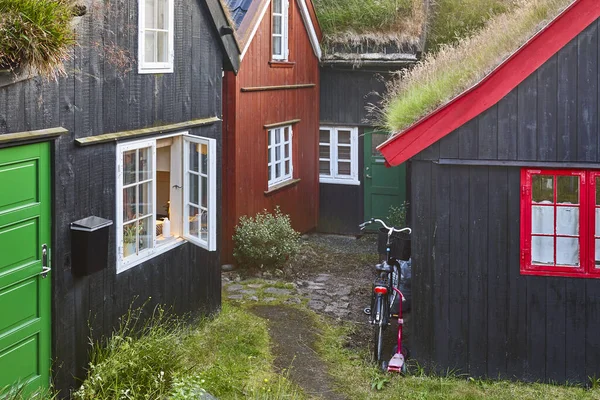 Tradizionale Faroe Case Nere Legno Con Tetto Erba Erba Pittoresco — Foto Stock