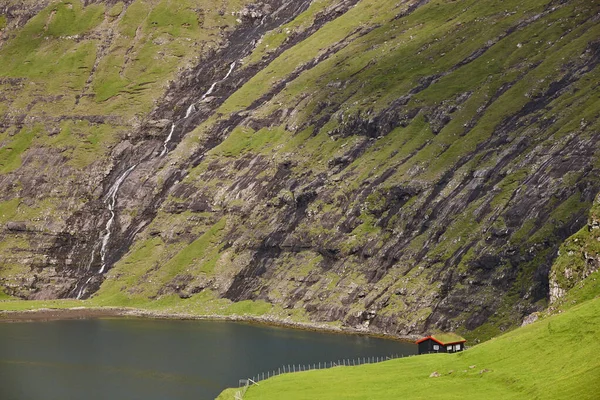 Живописный Зеленый Пейзаж Деревянным Домом Фарерских Островах Саксун — стоковое фото