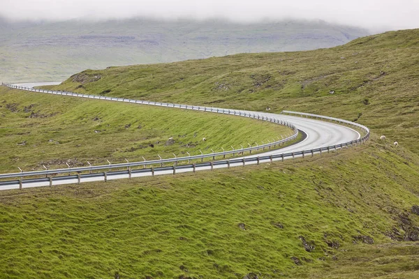 フェロー諸島の緑の風景とTwisty風光明媚な道路 ドライブ — ストック写真