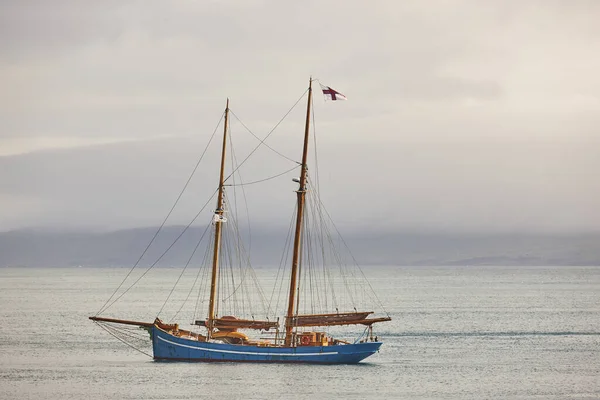 Yacht Vitorlázás Feröer Szigeteki Fjordokon Atlanti Óceán Partvonala Utazás — Stock Fotó