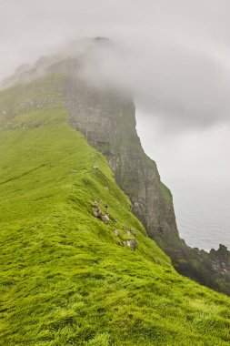 Faroe Adaları kayalıkları ve Atlantik kıyı şeridi olan bir yer. Mikladalur, Kalsoy.