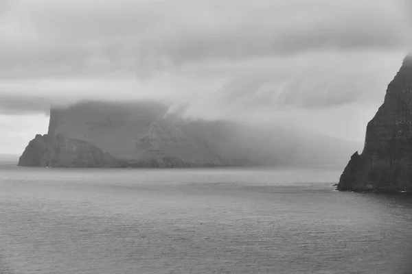 法罗群岛的风景与悬崖和大西洋海岸线 Kunoy Fjord — 图库照片