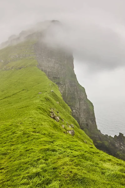 Landschaft Der Färöer Inseln Mit Klippen Und Atlantikküste Mikladalur Kalsoj — Stockfoto