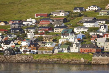 Faroe adalarında renkli evleri olan Sandavagur köyünün kıyı şeridi. Vagar 