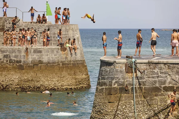 Nastolatki Skaczące Wody Zabawa Morzu — Zdjęcie stockowe