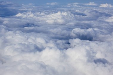  Gökyüzünde beyaz bulutlar. Temiz doğa geçmişi. Meteoroloji