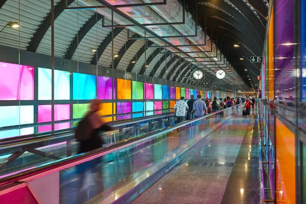 Moderne Luchthaven Bewegende Loopbrug Binnen Met Reizigers Transport Corridor Hall — Stockfoto