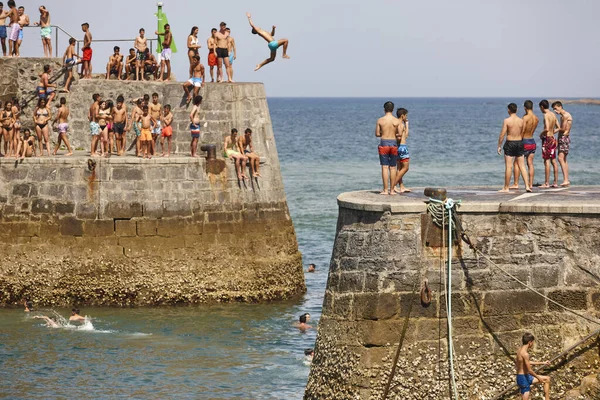 Adolescentes Saltando Agua Tiempo Divertido Mar — Foto de Stock