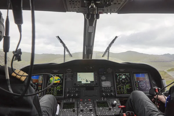 Das Armaturenbrett Eines Hubschraubers Fliegt Über Die Landschaft Der Färöer — Stockfoto