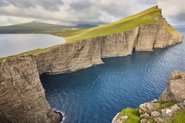 Vagar 'daki dramatik Atlantik kayalık kıyı şeridi kayalıkları manzarası. Faroe Adaları