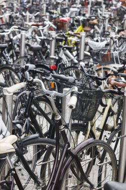 Şehir merkezindeki Kopenhag 'da bisiklet parkında. Ekoloji taşımacılığı