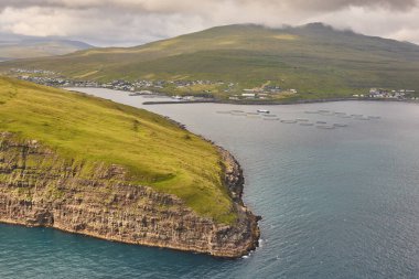 Sandavagur yakınlarındaki Faroe Adaları 'nda somon balığı çiftliği. Balıkçılık deniz manzarası