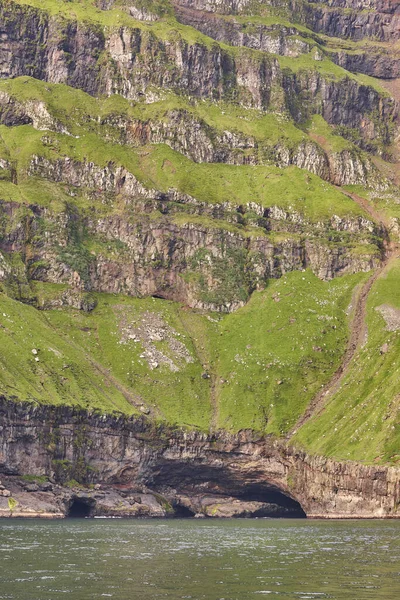 Scénická Zelená Skalnatá Horská Fjordová Krajina Faerských Ostrovech Vagar — Stock fotografie