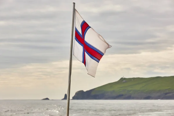 하늘에 여행하는 섬들의 깃발이 휘날리고 있습니다 바다에 — 스톡 사진