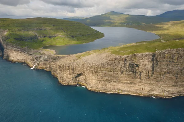 Faerské Ostrovy Dramatické Pobřeží Vagaru Vrtulníku Jezero Leitisvatn — Stock fotografie