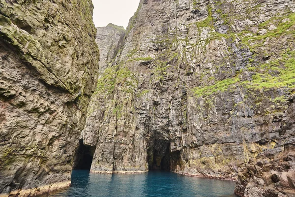 Oszałamiające Zielone Klify Jaskinia Oceanie Atlantyckim Wyspach Owczych — Zdjęcie stockowe