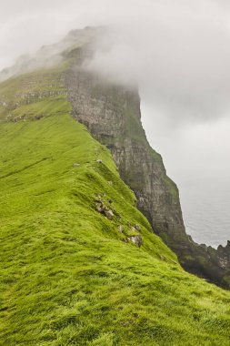 Faroe Adaları kayalıkları ve Atlantik kıyı şeridi olan bir yer. Mikladalur, Kalsoy.