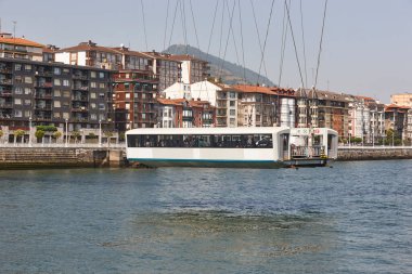Bizkaia kırmızı demir asma köprüsü ve Nervion Nehri. Euskadi, İspanya