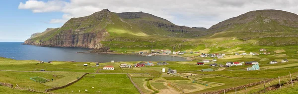 Panoramik Yeşil Faroe Adaları Kıyı Köyü Manzarası Famjin Suduroy — Stok fotoğraf