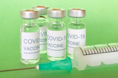 Covid-19 aşı tüpleri. Coronavirus salgını enfeksiyonu. Küresel önleme aşısı