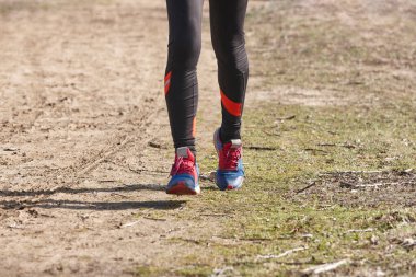 Bir yarışta kros koşucusu. Aktif sağlıklı açık hava yaşam tarzı