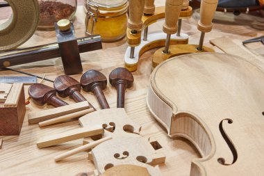 Keman ahşap parçaları ve aletleri olan Luthier atölyesi. Geleneksel zanaat. 