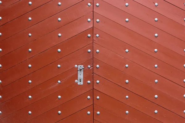 Античная Красная Деревянная Дверь Металлической Дверной Ручкой Текстурированные Ворота — стоковое фото
