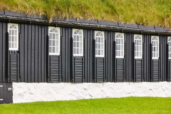 Schilderachtige Groene Dak Houten Faroese Zwarte Kapel Gevel Faeröer Eilanden — Stockfoto