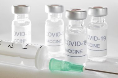 Covid-19 aşı tüpleri. Coronavirus salgını enfeksiyonu. Küresel önleme aşısı
