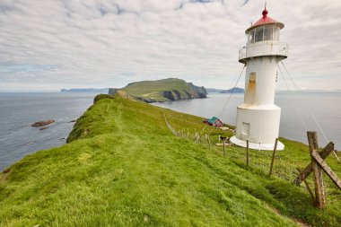 Faroe adalarındaki deniz fenerleri ve uçurumlar. Yürüyüş simgesi. Danimarka