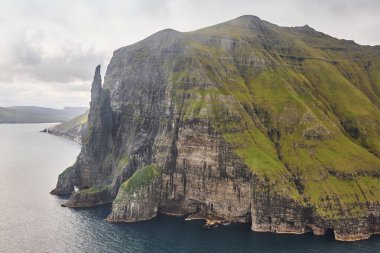 Faroe adalarında yığın, Sandavagur. Vagar adası kıyı şeridinde Trollkonufingur.
