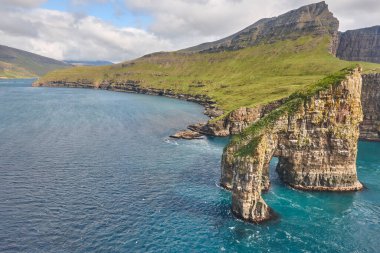Faroe adaları helikopterden izlenen dramatik kıyı şeridi. Vagar alanı
