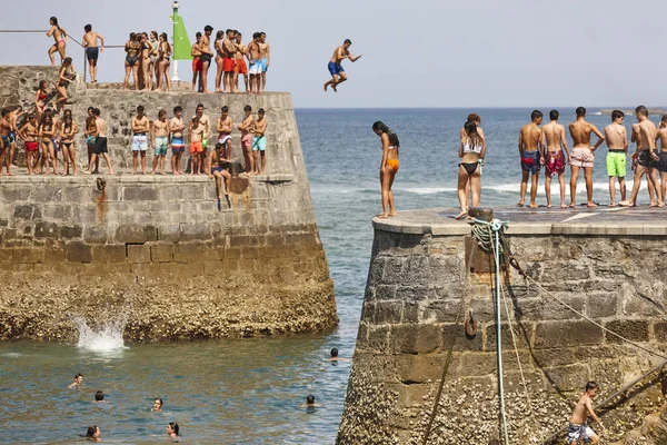 Подростки Прыгают Воду Fun Time Sea — стоковое фото